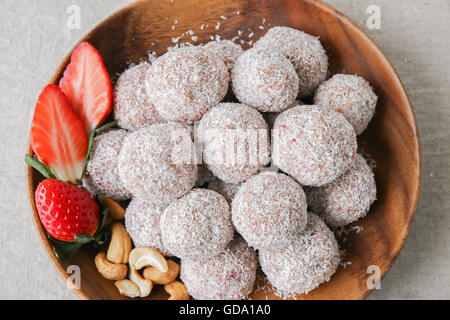 Hausgemachte Erdbeer, Datum, Cashew und Kokosnuss Glückseligkeit Kugel Stockfoto