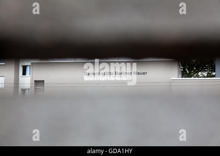 Blick durch einen Schlitz in den Überresten der Berliner Mauer, Deutschland. Blick auf die Gedenkstätte Berliner Mauer. Stockfoto