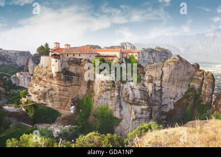 Das heilige Kloster Varlaam, Meteora. Landschaften-Blick auf die orthodoxen Varlaam Kloster, Brücke und eine typische Seilbahn Stockfoto