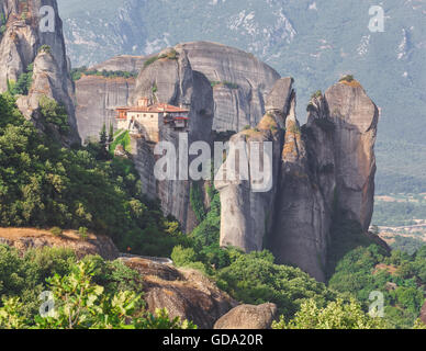 Das heilige Kloster von Rousanou /St. Barbara, Sommermorgen, Meteora, Griechenland Stockfoto