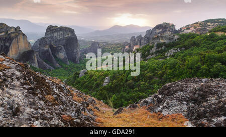 Meteora-Tal. Panoramablick auf Meteora bei Sonnenuntergang in Griechenland Stockfoto