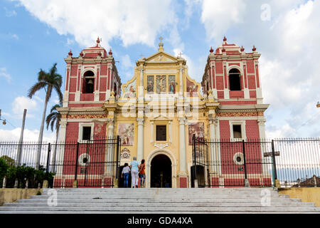 León, Nicaragua - Juni 2016. Menschen auf dem Weg in die Kirche zur Messe. Stockfoto