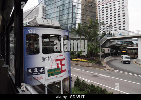 Stadt mit der tram, lokal bekannt als ein Ding Ding, Hong Kong, China Stockfoto