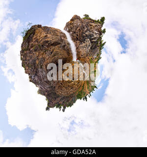 Mann unter einem Berg Wasserfall in Form eines Steins der Herzen Stockfoto