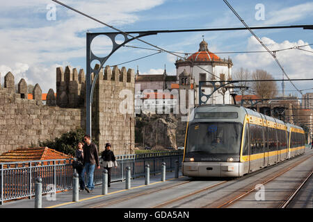 Metro ÖPNV geht von Stadt Vila Nova De Gaia, Porto Dom Luis ich Brücke in Portugal, Kloster Serra Do Pilar Stockfoto