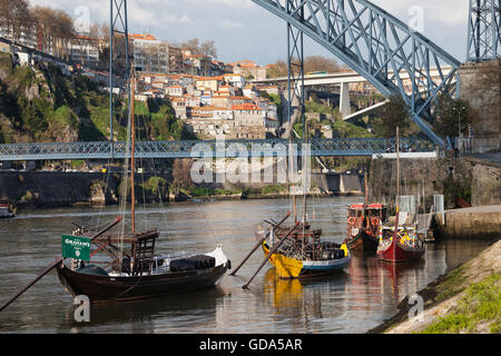 Portugal, Stadt Porto, traditionelle portugiesische Rabelo Boote für Wein transportieren am Douro-Fluss in der Nähe von Dom Luis Brücke Stockfoto