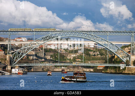 Tour-Boot am Douro-Fluss in der Stadt Porto in Portugal, Ponte Luis ich und Ponte Infante Brücken Stockfoto