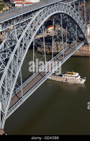 Boot unter der Brücke des Dom Luis ich über Douro in Porto, Portugal, doppelte decked Metall Bogenkonstruktion, historische Stadt la Stockfoto