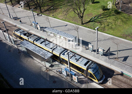 U-Bahn Haltestelle Vila Nova De Gaia, öffentliche Verkehrsmittel in den Städten Porto und Gaia, Portugal Stockfoto