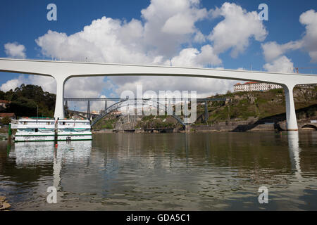 Porto, Portugal, Douro-Fluss, St Johns Brücke (Ponte de Sao Joao) und Maria-Pia-Brücke Stockfoto