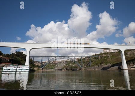 Porto in Portugal, Douro-Fluss, St Johns Brücke (Ponte de Sao Joao) und Maria-Pia-Brücke im Hintergrund. Stockfoto