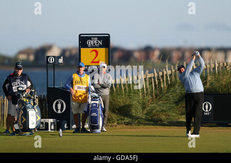 Schottlands Colin Montgomerie abschlägt 2. während eines der The Open Championship 2016 im Royal Troon Golf Club, South Ayrshire. Stockfoto