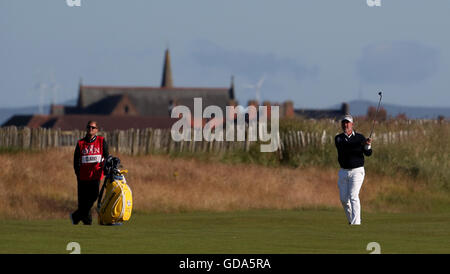 Northern Ireland Darren Clarke spielt seine Annäherungsschlag am ersten Loch während eines der The Open Championship 2016 im Royal Troon Golf Club, South Ayrshire. PRESSEVERBAND Foto. Bild Datum: Donnerstag, 14. Juli 2016. Vgl. PA Geschichte GOLF Open. Bildnachweis sollte lauten: Peter Byrne/PA Wire. Einschränkungen: Nur zur redaktionellen Verwendung. Keine kommerzielle Nutzung. Kein Weiterverkauf. Standbild-Gebrauch bestimmt. Die Open Championship Logo und klare Verbindung zu The Open Website (TheOpen.com) auf Website-Veröffentlichung enthalten sein. Rufen Sie + 44 (0) 1158 447447 für weitere Informationen. Stockfoto