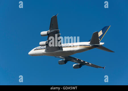 Singapore Airlines Airbus A380 dem Start vom Flughafen Heathrow, Greater London, England, Vereinigtes Königreich Stockfoto