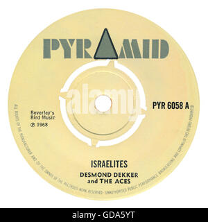 45 u/min 7' UK Plattenlabel des Reggae Songs Israeliten von Desmond Dekker und die Asse auf dem Etikett der Pyramide von 1968. Stockfoto