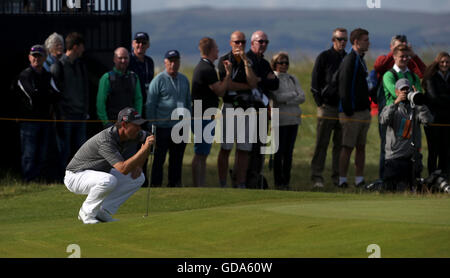 Der irische Padraig Harrington führt am ersten Tag der Open Championship 2016 im Royal Troon Golf Club, South Ayrshire, einen Putt an. DRÜCKEN SIE VERBANDSFOTO. Bilddatum: Donnerstag, 14. Juli 2016. Siehe PA Geschichte GOLF Open. Bildnachweis sollte lauten: Peter Byrne/PA Wire. Stockfoto