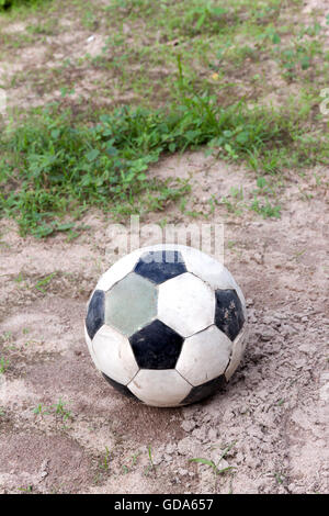 Alten Lederball auf Boden Sandplätzen Stockfoto