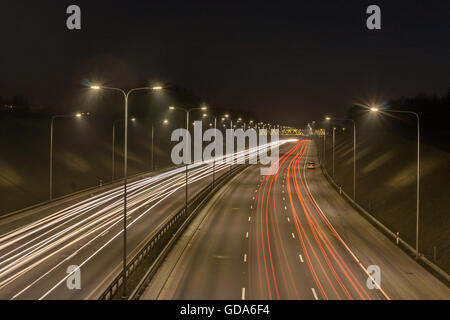 beleuchtete Autobahn bei Nacht Stockfoto