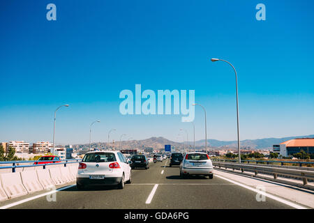 Malaga, Spanien - 20. Juni 2015: Die Bewegung von Fahrzeugen auf Autobahn, Autobahn MA-20 in der Nähe von Malaga in Spanien. Stockfoto