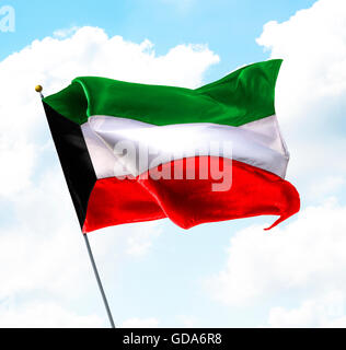 Flagge von Kuwait, aufgewachsen in den Himmel Stockfoto