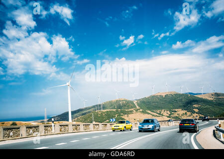 Tarifa, Spanien - 21. Juni 2015: Die Bewegung von Fahrzeugen auf Autobahn, Autobahn n-340 vor dem Hintergrund der Windmühlen, Wind-tur Stockfoto