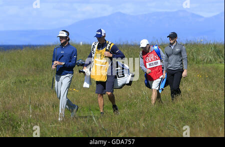 USAS Bubba Watson (links) und Nord-Irland Rory McIlroy (rechts) zu Fuß zum fünften grün während eines der The Open Championship 2016 im Royal Troon Golf Club, South Ayrshire. Stockfoto