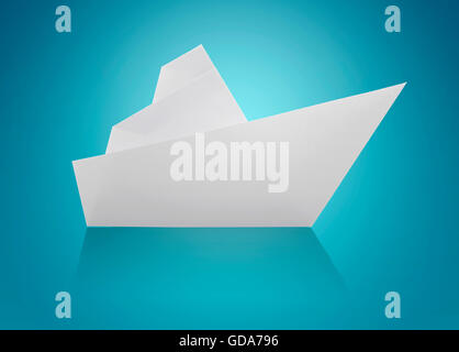 Weiße Origami Papier Schiff auf blauem Hintergrund Stockfoto