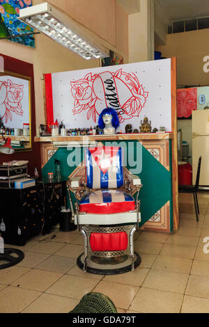 Friseur Salon, Friseursalon und Tattoo Parlor Interieur mit kubanischen Flagge Stuhl in La Habana Vieja, Havanna, Kuba Stockfoto