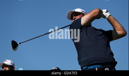 Der US-Amerikaner Gary Woodland schlägt am ersten Tag der Open Championship 2016 im Royal Troon Golf Club, South Ayrshire, das dritte Loch ab. DRÜCKEN SIE VERBANDSFOTO. Bilddatum: Donnerstag, 14. Juli 2016. Siehe PA Story Golf Open. Bildnachweis sollte lauten: David Davies/PA Wire. EINSCHRÄNKUNGEN: Nur für redaktionelle Zwecke. Keine kommerzielle Nutzung. Nur für Standbilder. Das Logo der Open Championship und der klare Link zur Open-Website (TheOpen.com) werden bei der Veröffentlichung der Website eingefügt. Weitere Informationen erhalten Sie unter +44 (0)1158 447447. Stockfoto