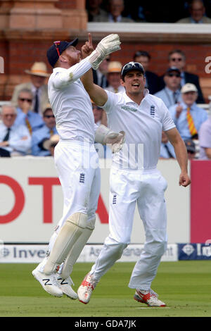 Englands Johnny Bairstow feiert unter dem Fang des Pakistans Shan Masood mit Alastair Cook (rechts) während der Tag eines der Investec Testspiel im Lord, London. Stockfoto