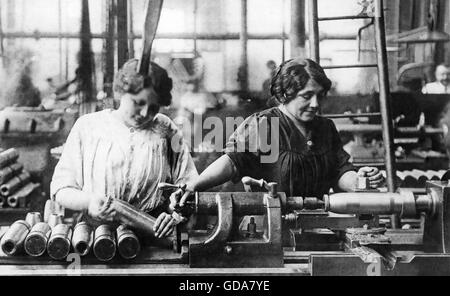 ERSTE Weltkrieg Frauen Munition Arbeitnehmer mit einer Schale Schleifen Drehbank Stockfoto