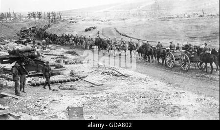 ERSTEN Weltkrieg fotografiert am 24. November 1917 Pferdekutsche Munitionswagen sind während der Schlacht von Cambrai vorverlegt Stockfoto