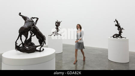 London, UK. 12. Juli 2016. Bronze-Skulpturen im Stil der Renaissance manieristischen Periode. White Cube Bermondsey präsentiert eine Ausstellung von neuen Arbeiten von Calcutta geborene und in London lebende Künstlerin Raqib Shaw. Die Ausstellung läuft Selbstporträts vom 13 Juli, 11. September 2016. Stockfoto