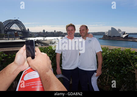 Sydney, Australien. 14. Juli 2016. Lewis Holland (19) und James Stannard (33) Pose für Fotografien für Teamkollegen auf dem Dach des Museum of Contemporary Arts in Sydney. Bildnachweis: Hugh Peterswald/Pacific Press/Alamy Live-Nachrichten Stockfoto