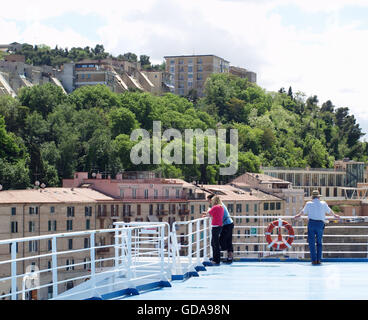 Ansicht der Passagiere an Land betrachten Ancona Hafen aus an Bord Minoan Lines Fähren Cruise Olympia Stockfoto