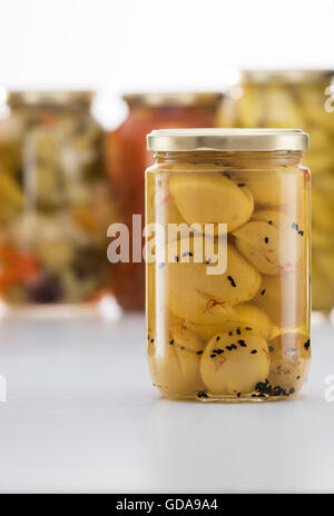 Eingelegte Zitrone Glas mit anderen Gurken Gläser im Hintergrund Stockfoto