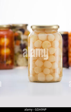 Eingelegte Zwiebeln Glas mit anderen Gurken Gläser im Hintergrund Stockfoto