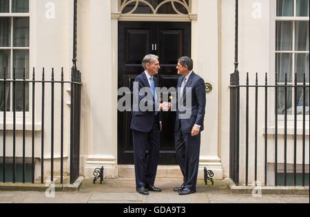 Kanzler Philip Hammond (links) empfängt US-Finanzministerium Sekretär Jacob Lew außerhalb 11 Downing Street in Westminster, London. Stockfoto