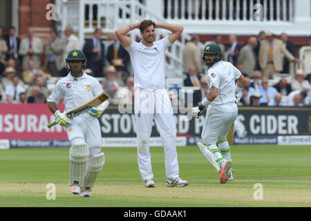 Englands Steven Finn zeigt seine Frustration Pakistans Asad Shafiq (links) und Misbah-Ul-Haq (rechts) zwischen die Wickets bei Tag eins des Investec Tests laufen bei Herrn, London übereinstimmen. Stockfoto