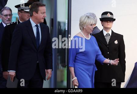 Der ehemalige Premierminister David Cameron (links) mit Geraldine Winner, Vorsitzender der Polizei Memorial Trust, bei einer Veranstaltung in Mottram, Tameside, wo ein Gedenkstein zu Ehren Pc Fiona Bone, 32, präsentiert werden und Pc Nicola Hughes, 23, die eine Pistole und Handgranate Angriff im September 2012 ermordet wurden. Stockfoto