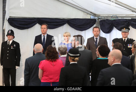 Der ehemalige Premierminister David Cameron mit Geraldine Winner, Vorsitzende der Polizei Memorial Trust, bei einer Veranstaltung in Mottram, Tameside, wo ein Gedenkstein zu Ehren Pc Fiona Bone, 32, präsentiert werden und Pc Nicola Hughes, 23, die eine Pistole und Handgranate Angriff im September 2012 ermordet wurden. Stockfoto