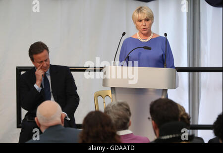 Der ehemalige Premierminister David Cameron hört auf Geraldine Winner, Vorsitzender der Polizei Memorial Trust, bei einer Veranstaltung in Mottram, Tameside, wo ein Gedenkstein zu Ehren Pc Fiona Bone, 32, präsentiert werden und Pc Nicola Hughes, 23, die eine Pistole und Handgranate Angriff im September 2012 ermordet wurden. Stockfoto