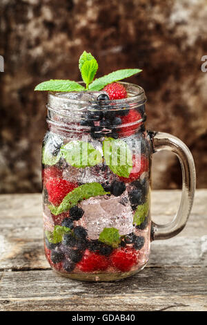 Detox Getränk mit frischen Beeren im Glas Stockfoto