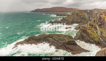 Irland, Kerry, County Kerry, Ring of Kerry, Wasser schlägt auf die steilen Felswände Stockfoto