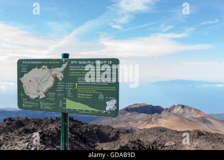 Spanien, Kanarische Inseln, Teneriffa, Wandern auf dem Picp del Teide. Der Pico del Teide (Teyde) ist mit 3718 m die höchste Erhebung auf der Kanarischen Insel Stockfoto