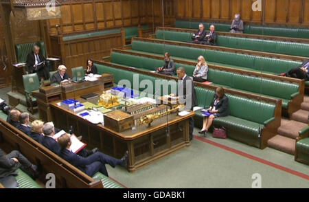 Außenminister Boris Johnson (links Mitte) sitzt auf der Vorderseite-Bank im House Of Commons, London. Stockfoto