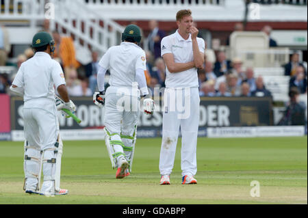 Englands Jake Ball blickt auf Pakistans Asad Shafiq (links) und Misbah-Ul-Haq (rechts) zwischen die Wickets bei Tag eins des Investec Tests laufen bei Herrn, London übereinstimmen. Stockfoto