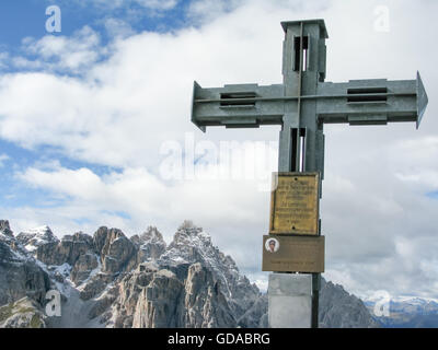 Italien, Trentino-Südtirol, Sextener Dolomiten, Tour über Büllelejoch, Oberbachernspitze, Denkmal hoch oben, auf der Östl. Oberbachernspitze 2677 m Stockfoto