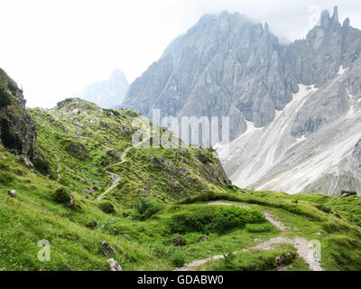 Italien, Trentino-Südtirol, Sextener Dolomiten, mehrtägige Wanderung Wanderweg in den Bergen, irgendwo Stockfoto