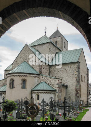 Italien, Trentino-Südtirol, Innichen, Friedhof vor einer Kirche, San Candido, den Heiligen Candidus und Korbinian von hinten Stockfoto